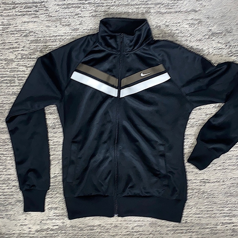 NIKE BLACK ZIPUP SIZE MEDIUM